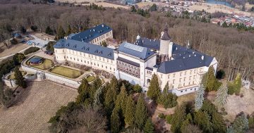Noclehy na hradech a zámcích: Kde zažijete nevšední dovolenou?