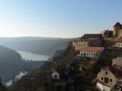 Znojemský hrad nad řekou Dyjí