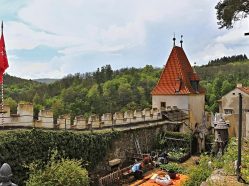 Křivoklát, hradby