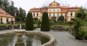 Zámek Jemniště vypadá nenápadně, zaujme však svým půvabem