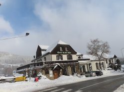 Zima v Janských Lázních. Hotel lesní dům.