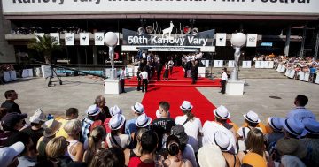 KVIFF 2025: Největší festival uctí památku Bartošky a přijede Douglas a Crowe