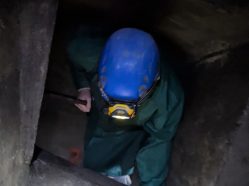 Průchod zúženými prostory na adrenalinové trase Znojemského podzemí