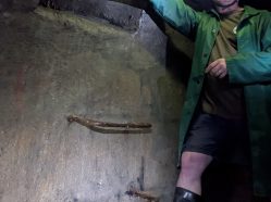 Ukázka zúžených prostor na adrenalinové trase Znojemského podzemí