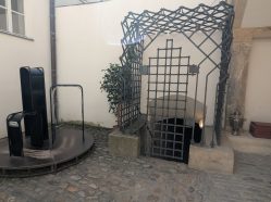 Vstup do Znojemského podzemí a kontrolní rám