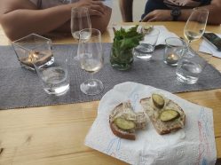 Pohled na stůl s vínem a škvarkouvou pomazánkou na chlebu