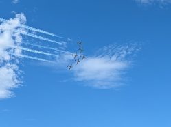 Chorvatská akrobatická skupina Krila Oluje (Křídla bouře) a jejich šest letounů Pilatus PC-9 v těsné formaci na Dnech NATO.