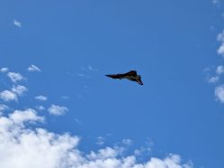 Stíhací letoun JAS-39 Gripen Vzdušných sil Armády ČR během akrobatické letové ukázky na Dnech NATO v Ostravě 2025.