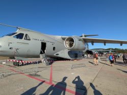 Fotka portugalského transportního a tankovacího letounu Embraer KC-390 Millennium na statické ukázce. Toto byla jedna z premiér ročníku.