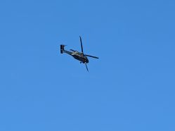Nový bitevní vrtulník Armády ČR AH-1Z Viper při dynamické letové ukázce na modré obloze během Dnů NATO v Ostravě.