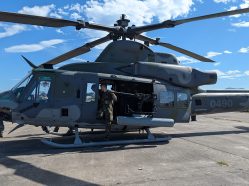 Nový víceúčelový vrtulník Armády ČR UH-1Y Venom s bočním střelcem na statické ukázce na Dnech NATO 2025.