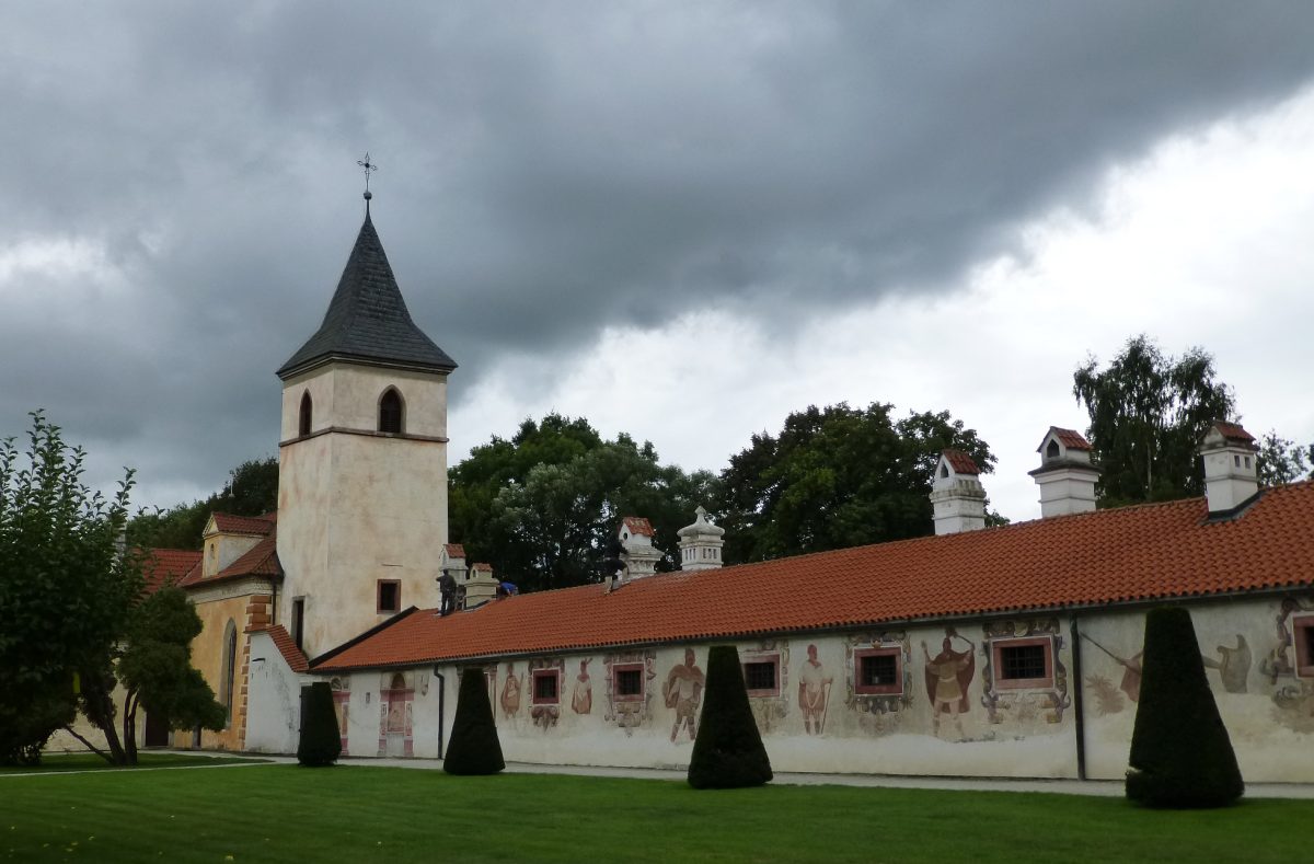 Fresky na venkovní zdi a kaple Narození Panny Marie