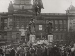 Demonstrace u sochy sv. Václava na Václavském náměstí v Praze (1989)