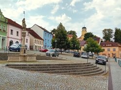 Žižkovo náměstí, v pozadí zámecká věž
