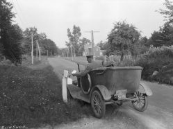 George W. Ackerman: Pošťák doručuje dopis, York county, Maine, 1930