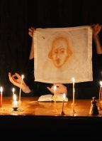 KHWOSHCH: Shakespearovská loutková mše